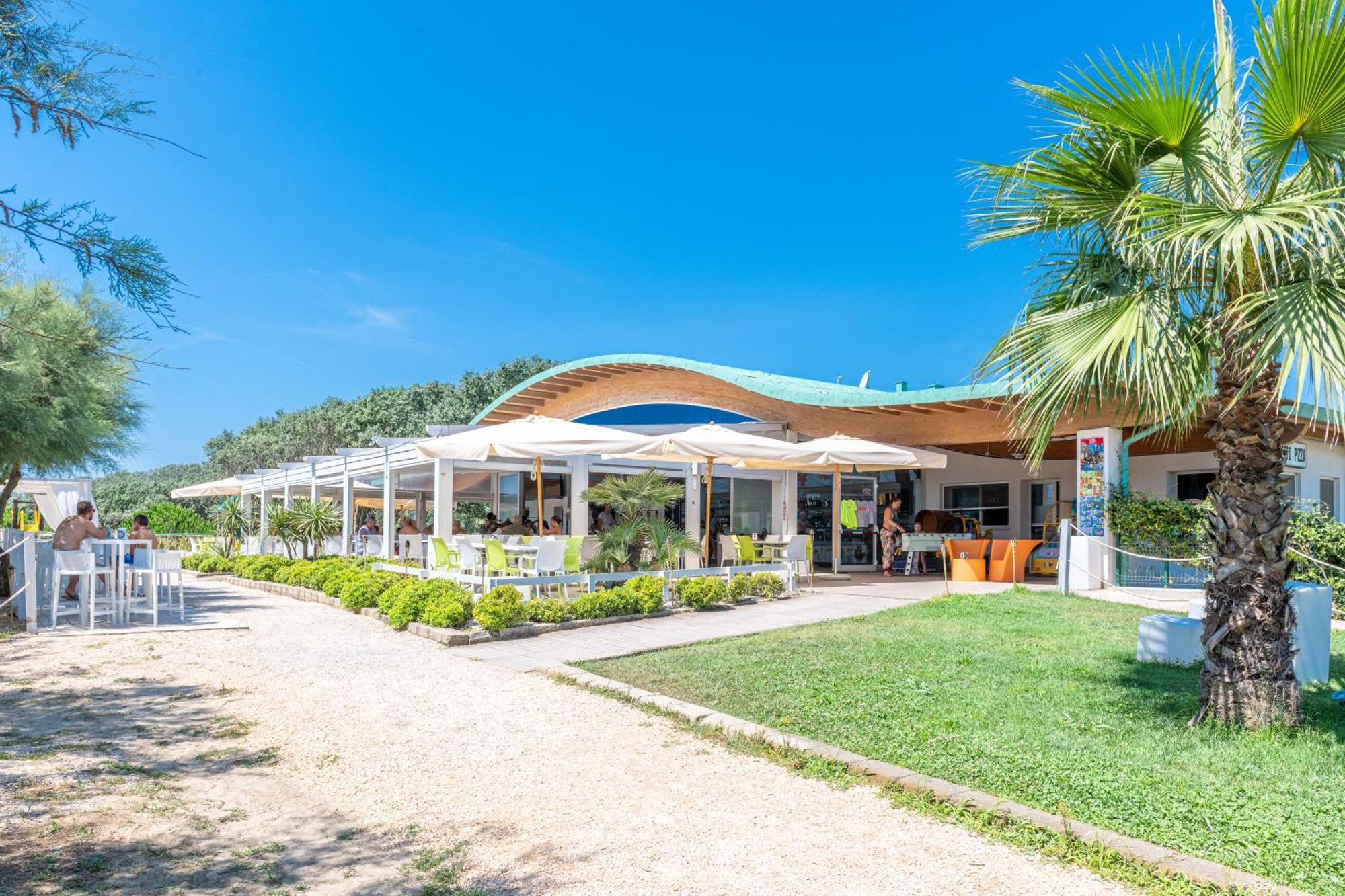 Altanea Apartments Con Piscina Caorle Exteriör bild